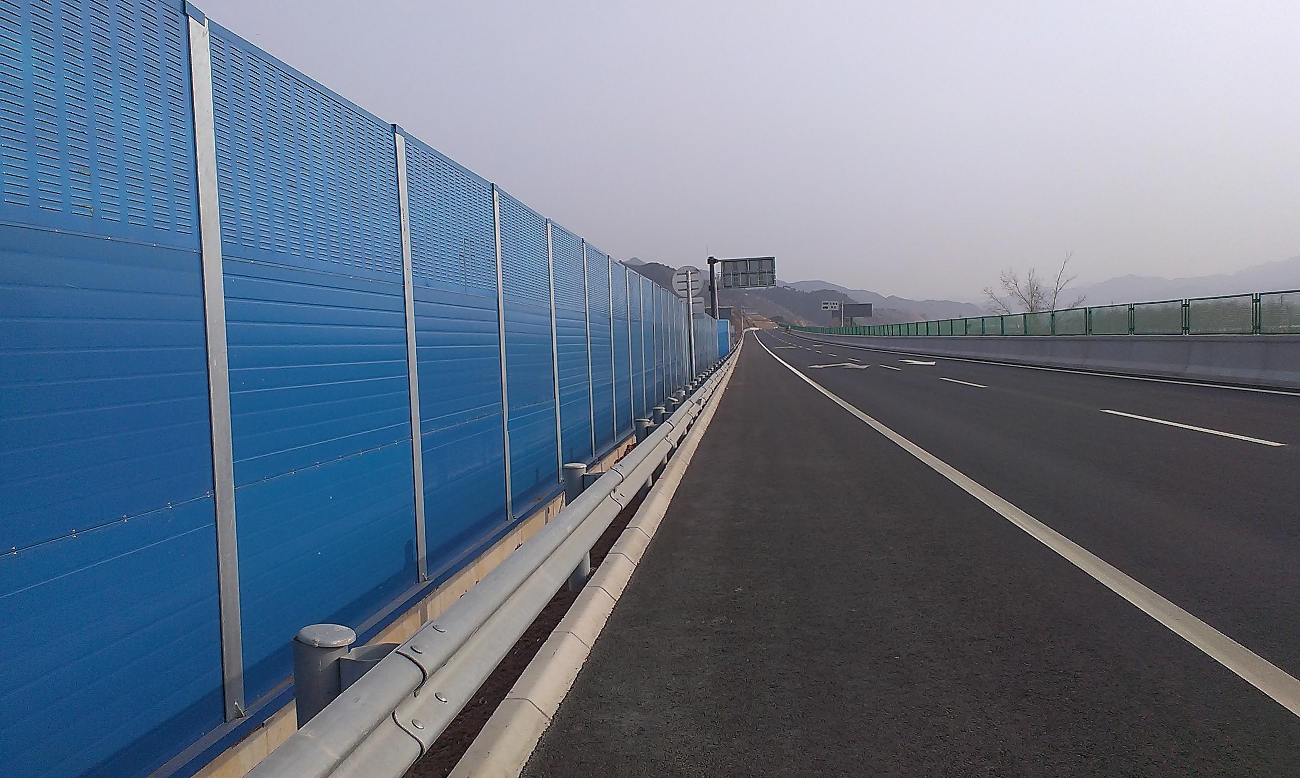 <a href=http://www.chekf.cn/news_article?news_id=136>公路聲屏障</a>